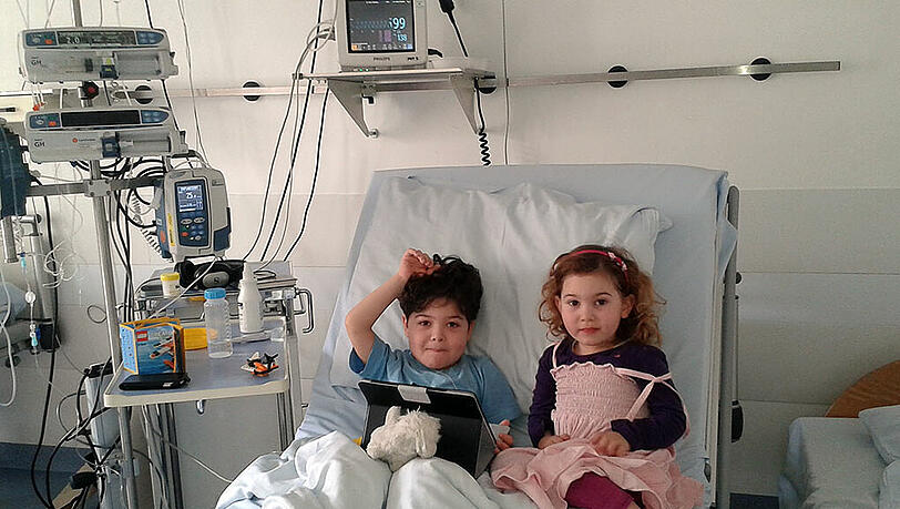 Leonardo Lucarelli (links, hier mit seiner Schwester) kämpft mit dem Krebs: Mehr typisierte potenzielle Stammzellenspender sollen Hoffnung auf Genesung geben. Leonardo Lucarelli (links, hier mit seiner Schwester) kämpft mit dem Krebs: Mehr typisierte potenzielle Stammzellenspender sollen Hoffnung auf Genesung geben.