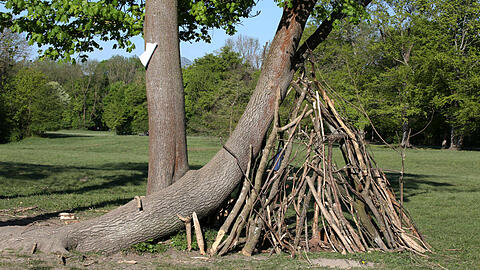 Ein richtiges Wigwam aus Holz haben sich die Kinder zusammengesammelt und gebaut.