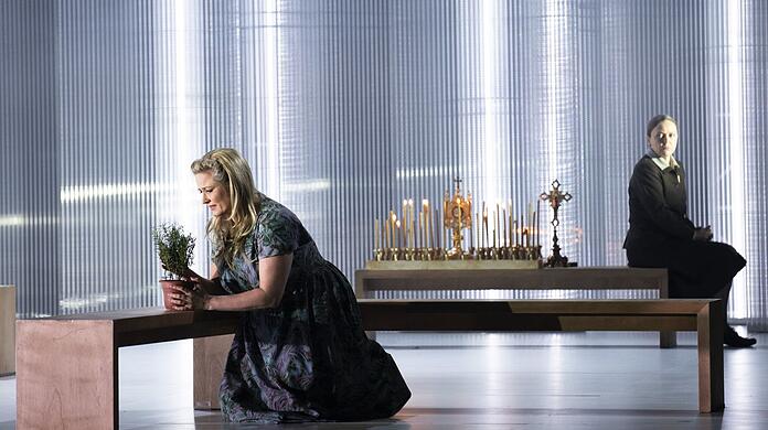 Camilla Nylund (Jenufa) und Evelyn Herlitzius (Küsterin) in der Neuinszenierung von Leos Janaceks Oper "Jenufa".