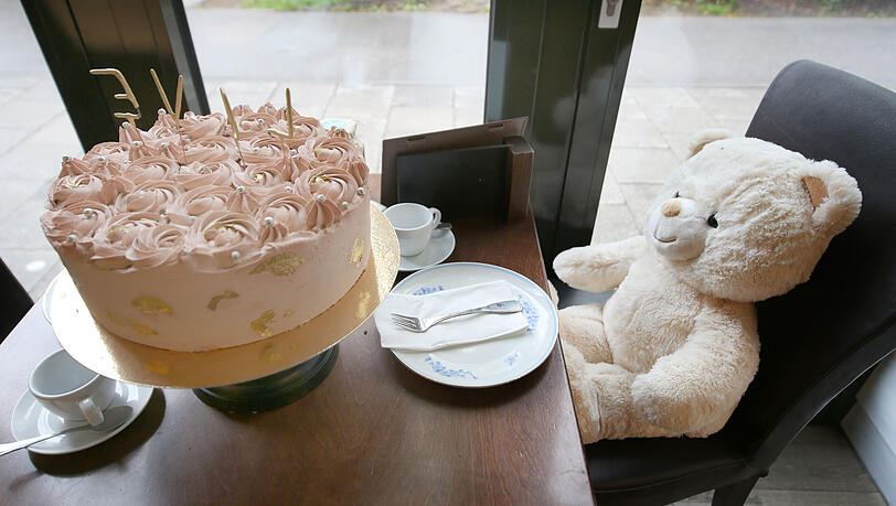 Grade sitzt im Cafe nur ein Teddy. Grade sitzt im Cafe nur ein Teddy.