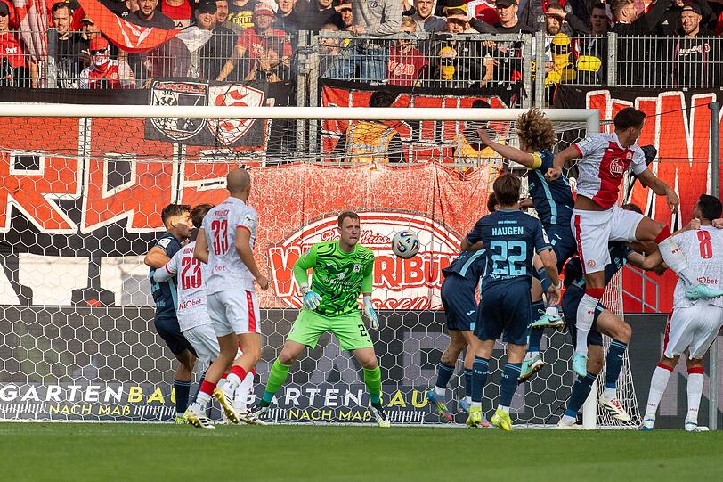 Hatten in der Defensive immer wieder Probleme: Die Löwen um Kapitän Jesper Verlaat.