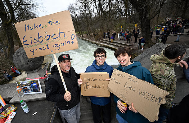Nach dem Surfverbot demonstrieren am 1.3.2026 Wellen-Fans: "Make Eisbach great again!"