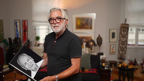 Schwabinger mit Helfer-Gen: Interplast-Chirurg Heinrich Schoeneich (78) mit seinem Fotobuch aus Myanmar.
