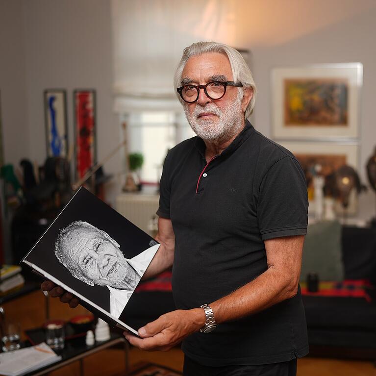 Schwabinger mit Helfer-Gen: Interplast-Chirurg Heinrich Schoeneich (78) mit seinem Fotobuch aus Myanmar.