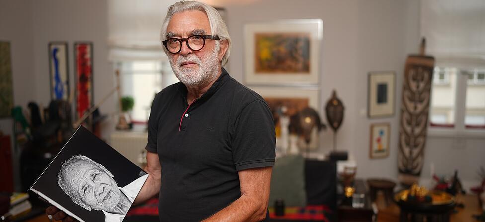 Schwabinger mit Helfer-Gen: Interplast-Chirurg Heinrich Schoeneich (78) mit seinem Fotobuch aus Myanmar.