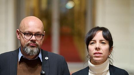 Die Linken-Fraktionschefs Elif Eralp (r) und Tobias Schulze tun sich schwer im Umgang mit der umstrittenen Abgeordneten Vanessa Emde. (Archivbild)