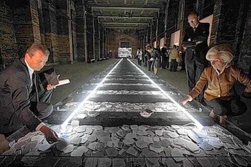Beeindruckt: Nürnbergs OB Ulrich Maly und Kulturreferentin Julia Lehner an der Gleis-Installation mit den 60000 Namenskarten.