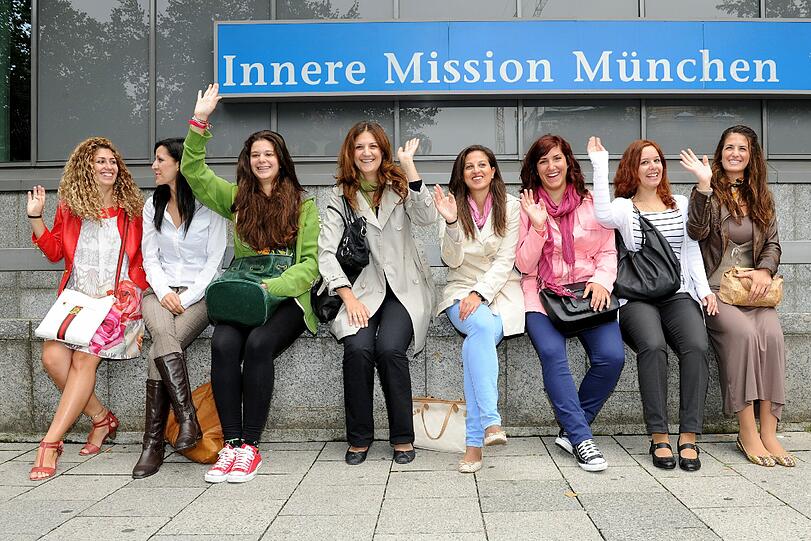 Acht griechische Erzieherinnen vor dem Gebäude der Inneren Mission in München: Die jungen Frauen sind zwischen dreinundzwanzig und dreißig Jahren wurden von der Inneren Mission wegen Erziehermangels als neue Mitarbeiter angeworben.