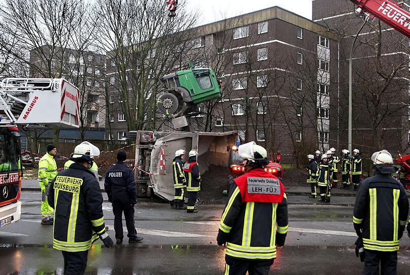 Die Bilder vom Unfall: In Duisburg ist ein Lkw in eine Bushaltestelle gekracht.