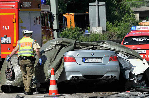 Eine Abdeckplane liegt über dem BMW.