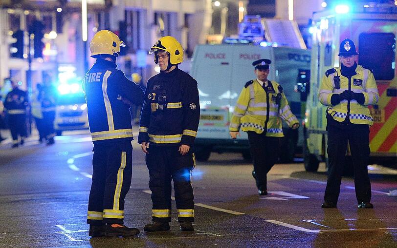 Sehen Sie hier mehr Bilder vom Rettungseinsatz im Londoner Apollo-Theatre in Londern von der Nacht zum Freitag.
