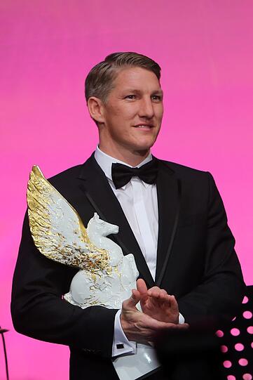 Richtig: Der verletzte Kapitän der deutschen Nationalmannschaft, Bastian Schweinsteiger. Er wird stellvertretend für die Fußball-Weltmeister, mit der Pegasos-Trophäe in der Kategorie "Sportler mit Herz" geehrt.