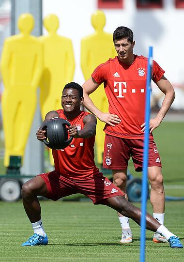 Zweikampf, Kraft, Ausdauer: So schuften die Bayern-Stars beim öffentlichen Training an der Säbener Straße.