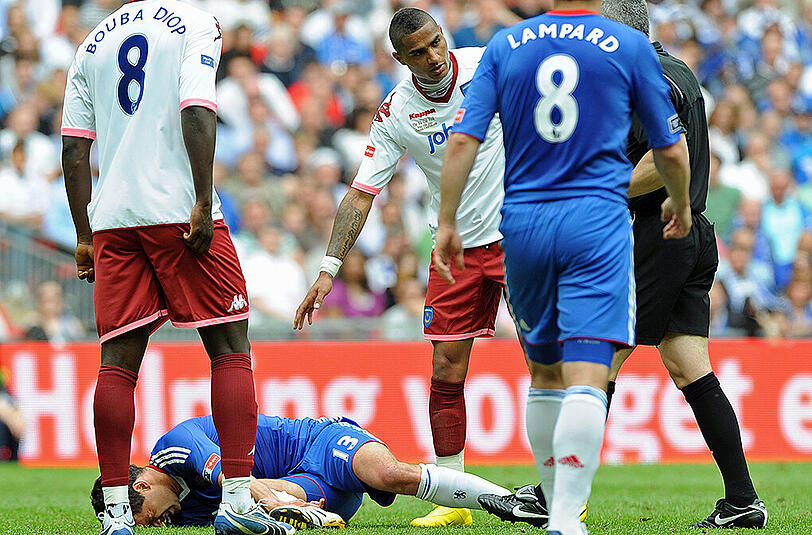 Im Mai 2010 trafen der FC Portsmouth und der FC Chelsea im Finale des englischen Ligapokals aufeinander. Boateng (m.) foulte den damaligen Nationalmannschaftskapitän Michael Ballack, der daraufhin nicht an der WM teilnehmen konnte.