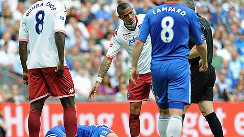 Im Mai 2010 trafen der FC Portsmouth und der FC Chelsea im Finale des englischen Ligapokals aufeinander. Boateng (m.) foulte den damaligen Nationalmannschaftskapitän Michael Ballack, der daraufhin nicht an der WM teilnehmen konnte.