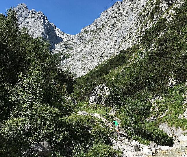 Bis zur Höllentalangerhütte ist der Hammersbach ein ständiger Begleiter.