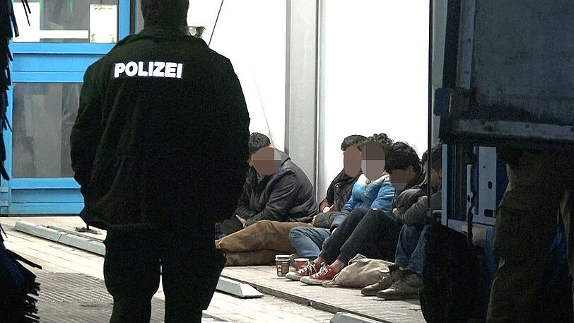 Als die Beamten die verplombten Türen öffneten, entdeckten sie sieben junge Männer zwischen 16 und 23 Jahre.