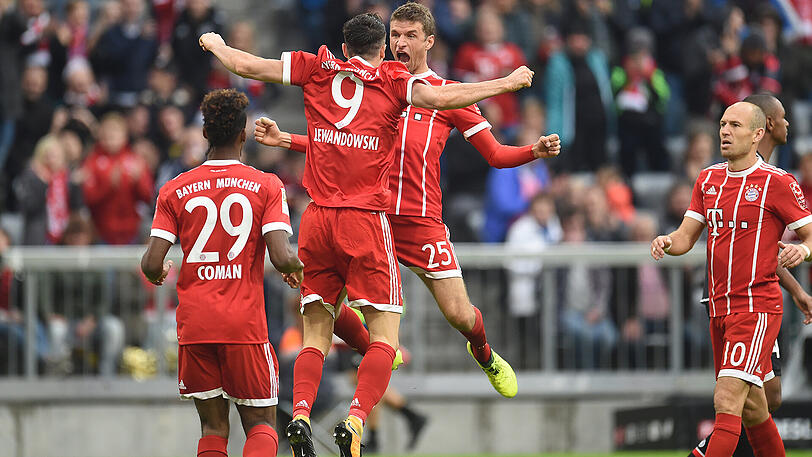 Komm an meine Brust: Robert Lewandowski und Thomas Müller bejubeln ihre Treffer gegen Mainz