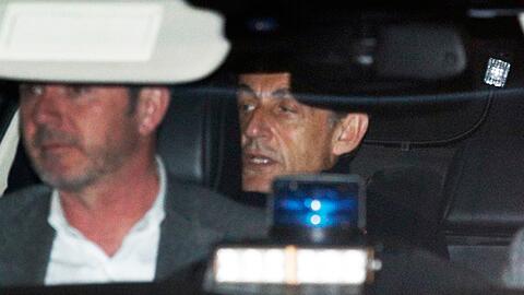 Nicolas Sarkozy (r), damaliger Staatspräsident von Frankreich, verlässt in einem Auto eine Außenstelle des französischen Innenministeriums. Nach zweitägigen Befragungen zu möglichen Wahlkampfspenden aus Libyen hat die französische Justiz ein Verfahren gegen den früheren Staatspräsidenten Nicolas Sarkozy eröffnet.
