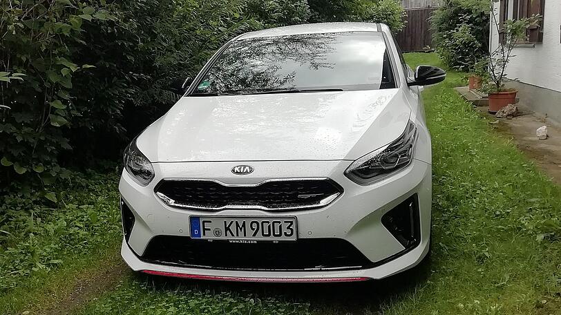 Der Kia ProCeed GT hat auch eine besonders markante Front abgekriegt.