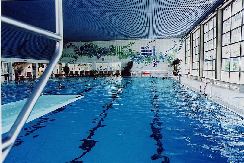 Im Hallenbad Forstenrieder Park geht beginnt der Schwimmkurs in den Osterferien.