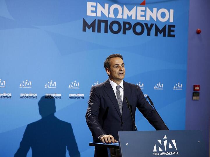 Kyriakos Mitsotakis gibt im Hauptsitz seiner Partei eine Pressekonferenz.