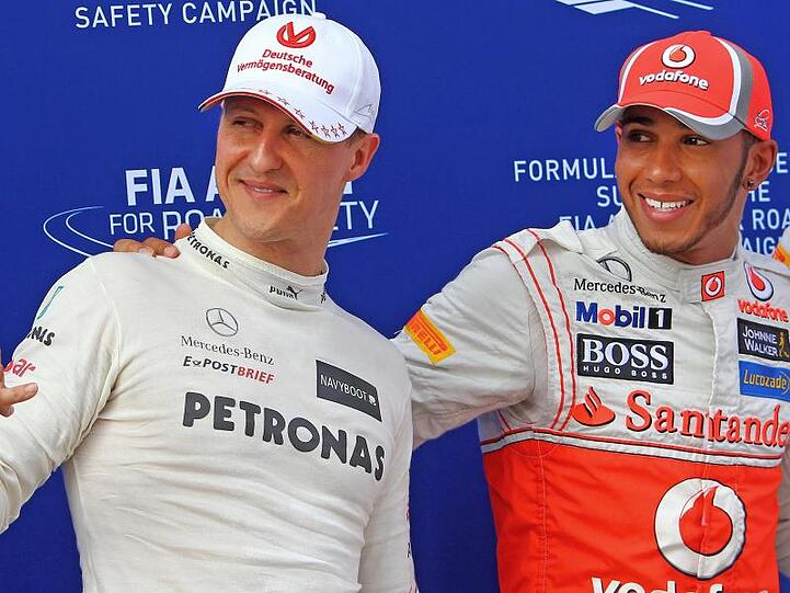 Michael Schumacher (l) und Lewis Hamilton 2012 beim Großen Preis von Malaysia.