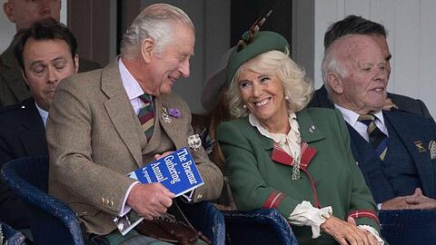 Charles und Camilla genießen offenbar gerne mal einen Abend vor dem Fernseher.