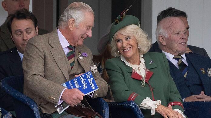 Charles und Camilla genießen offenbar gerne mal einen Abend vor dem Fernseher.