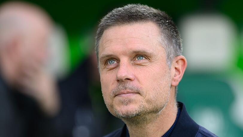 Die Bayern-Fußballerinnen von Trainer Alexander Straus waren im Spitzenspiel gegen Frankfurt gefordert. Die Bayern-Fußballerinnen von Trainer Alexander Straus waren im Spitzenspiel gegen Frankfurt gefordert.