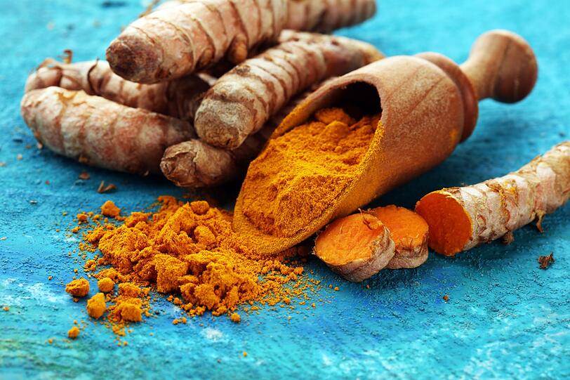 Nicht nur Ingwer ist eine tolle Knolle: Kurkuma sch&uuml;tzt vor Entz&uuml;ndungen, regt die Kollagenbildung an und f&auml;ngt freie Radikale ab - perfekt f&uuml;r die Anti-Aging-Pflege.