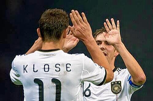 Klatsch ab, Torschütze! Was Nationalmannschaftskapitän Philipp Lahm im Bundes-Dress ständig zu Miroslav Klose sagt, passierte bei Bayern schon lange nicht mehr.
