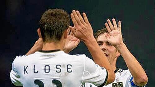 Klatsch ab, Torschütze! Was Nationalmannschaftskapitän Philipp Lahm im Bundes-Dress ständig zu Miroslav Klose sagt, passierte bei Bayern schon lange nicht mehr.