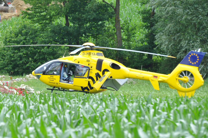 Schrecklicher Unfall bei Weng: Ein Baggerfahrer hat einen Kollegen am Dienstag im niederbayerischen Weng versehentlich in einer Grube verschüttet und dabei schwer verletzt. Das spätere Opfer war in einen 2,20 Meter tiefen Kanalschacht gesprungen, um ein Werkzeug zu holen, wie die Polizei mitteilte. Der Baggerfahrer merkte dies nicht und leerte seine Schaufel in der Baugrube. Deren Seitenwände stürzten ein und begruben den Arbeiter. Die Bilder