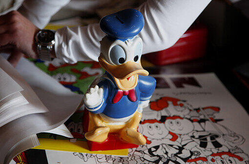 Eine Donald-Duck-Figur liegt beim 35. Kongress der Vereinigung "D.O.N.A.L.D." an einem Verkaufsstand aus. Die sogenannten Donaldisten sind eine Gruppe, die sich mit der Erforschung der Familie Duck und ihrer Lebenswelt Entenhausen beschäftigen.