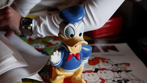 Eine Donald-Duck-Figur liegt beim 35. Kongress der Vereinigung "D.O.N.A.L.D." an einem Verkaufsstand aus. Die sogenannten Donaldisten sind eine Gruppe, die sich mit der Erforschung der Familie Duck und ihrer Lebenswelt Entenhausen beschäftigen. Eine Donald-Duck-Figur liegt beim 35. Kongress der Vereinigung "D.O.N.A.L.D." an einem Verkaufsstand aus. Die sogenannten Donaldisten sind eine Gruppe, die sich mit der Erforschung der Familie Duck und ihrer Lebenswelt Entenhausen beschäftigen.
