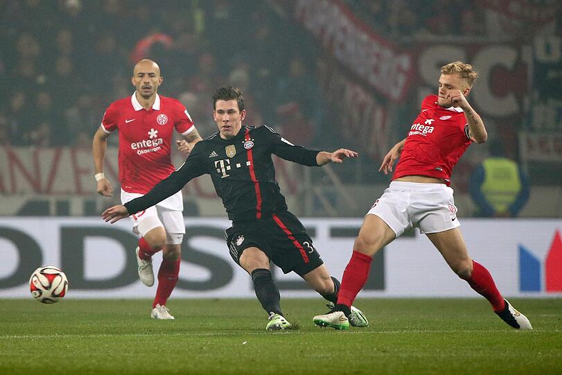 PIERRE-EMILE HÖJBJERG: NOTE 4.
Riesen-Fehlpass vor dem 0:1, fing sich später als Nebenmann von  
Schweinsteiger. Zuletzt in der Liga von Beginn an Mitte Oktober.  
Schaute bei Assistent Torrent nach, wem er zugeteilt ist bei Standards  
(17.).