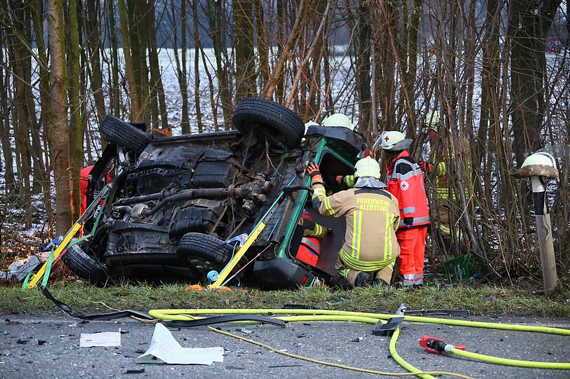 Schwerer Verkehrsunfall bei Altötting: eine Persone wurde getötet, vier weitere schwer Verletzt!