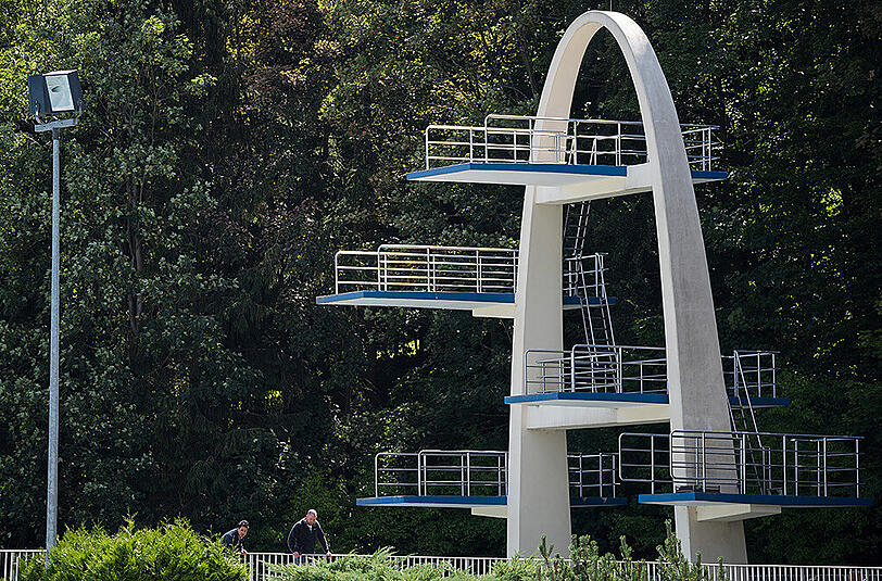 Zwei Männer sind im Kulmbacher Freibad vom Sprungturm ins Becken gesprungen. Sie sind beide gestorben, weil kein Wasser im Becken war. Die Obduktion der beiden soll jetzt weitere Ergebnisse liefern.