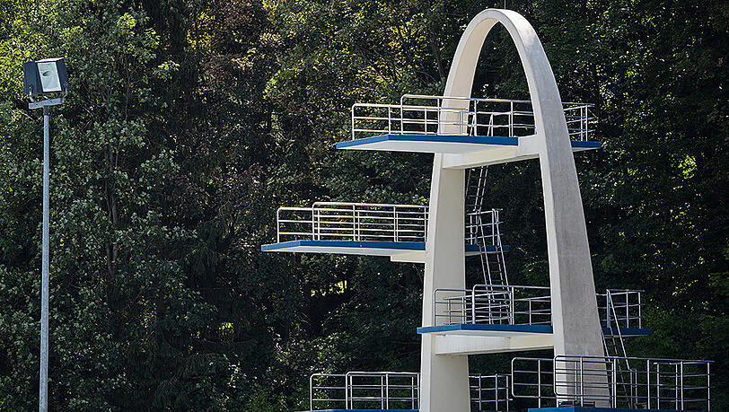 Zwei Männer sind im Kulmbacher Freibad vom Sprungturm ins Becken gesprungen. Sie sind beide gestorben, weil kein Wasser im Becken war. Die Obduktion der beiden soll jetzt weitere Ergebnisse liefern. Zwei Männer sind im Kulmbacher Freibad vom Sprungturm ins Becken gesprungen. Sie sind beide gestorben, weil kein Wasser im Becken war. Die Obduktion der beiden soll jetzt weitere Ergebnisse liefern.