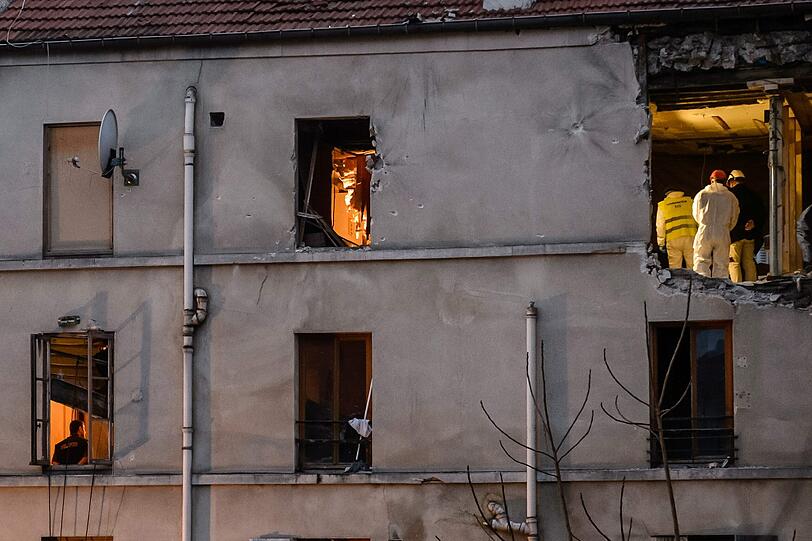 Die von Explosionen beschädigte Fassade des Hauses in Saint-Denis. Nun wurde eine dritte Leiche in der Wohnung der Terroristen entdeckt.