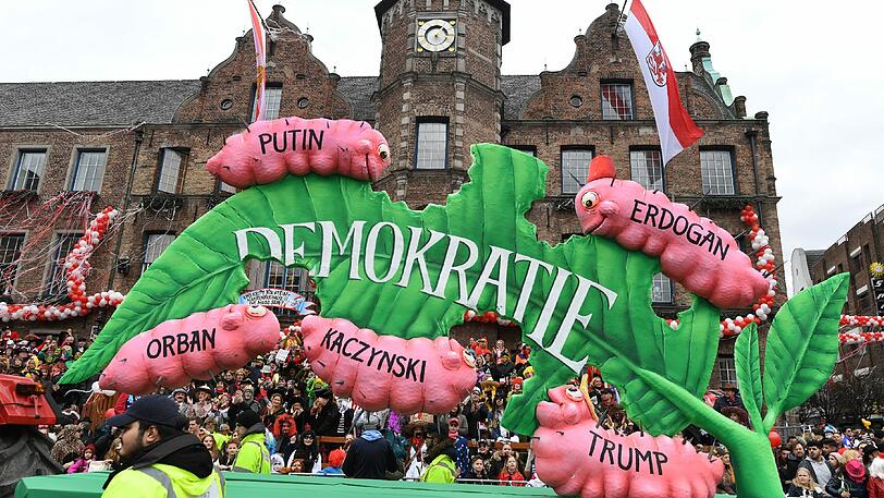 Putin, Erdogan, Trump, Orban und Kaczynski fressen die Demokratie zusammen &ndash; ein Motivwagen beim Rosenmontagsumzug in Düsseldorf.