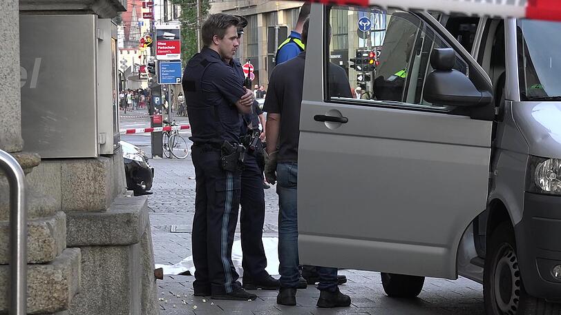 Chaos nach den Angriffen. Die Polizei muss den Kadaver des erschossenen Rottweilers abtransportieren.
