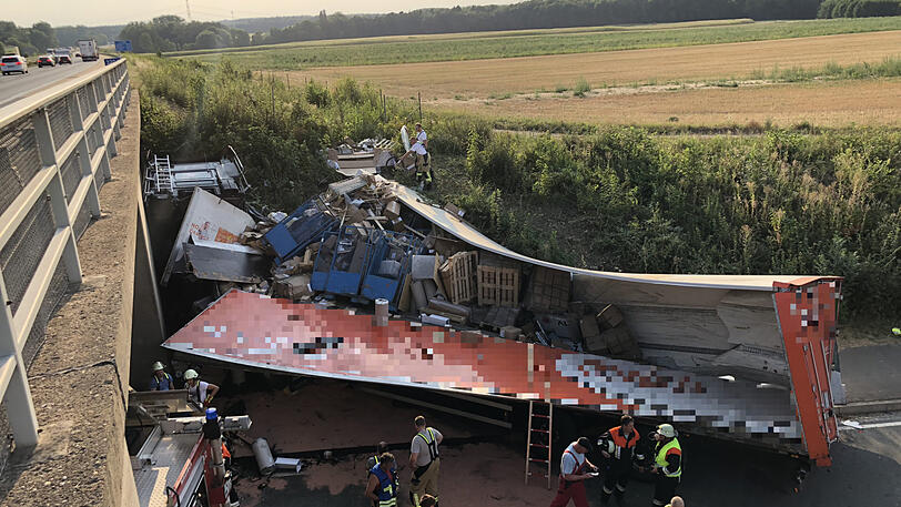 Der Lastwagen wurde komplett zerstört, der Fahrer mit schweren Verletzungen ins Krankenhaus gebracht. Die Bilder vom Unfallort.