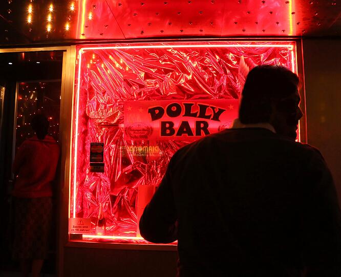 Die Dolly Bar. Dolly, links im Bild, wirkt etwas schüchtern.