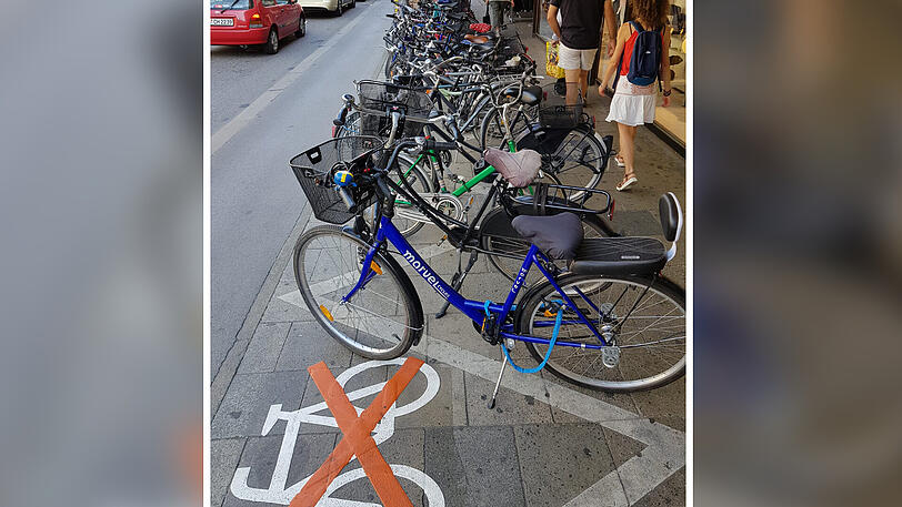 Die Räder parken trotz der auffälligen Markierung am Boden, für Fußgänger ist kaum Platz.