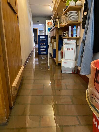 Wasser im Literaturcafé. Wasser im Literaturcafé.