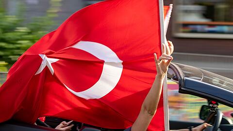 Anhänger des türkischen Präsidenten Erdogan fahren in einem Autokorso mit türkischen Fahnen jubelnd durch den Duisburger Norden.