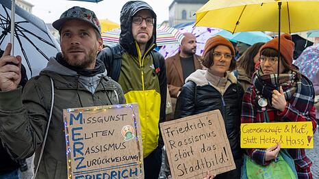 Mit Plakaten demonstrierten laut Polizei etwa 250 Menschen gegen die "Stadtbild"-Aussage von Friedrich Merz.