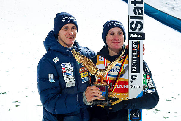 Die Br&uuml;der Peter und Domen Prevc im Januar 2026.